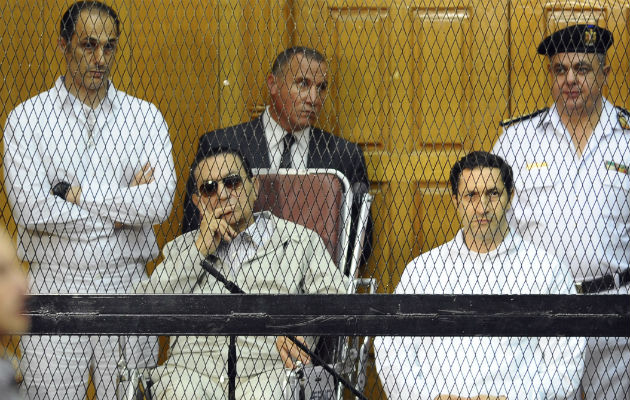 Hosni Mubarak junto a sus hijos. Foto/ AP