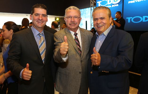 1. Nicolás González Revilla, hijo; Juan Carlos Tapia y Nicolás González Revilla, padre. 