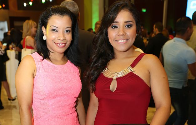 7. Magaly Acevedo y Lyanne Fisher. 