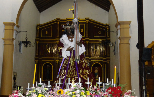 Ya el Cristo Negro está adornado con decenas de flores.  /  Foto: Delfia Cortez