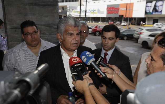 El exministro de Seguridad Pública José Raúl Mulino fue por tres días a la Fiscalía Tercera Anticorrupción. / Víctor Arosemena