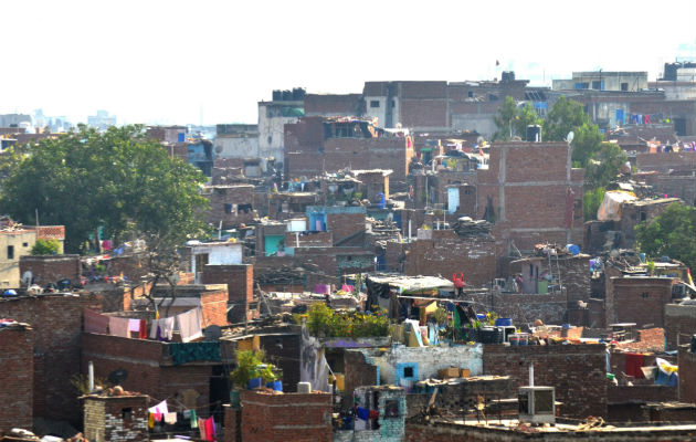 Vista de los tejados y azoteas del barrio de chabolas Colonia Sanjay. Foto/ EFE