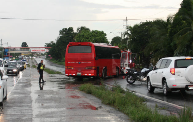El autobús quedó en una cuneta, en Capira. /Foto: Pablo Castillo M.
