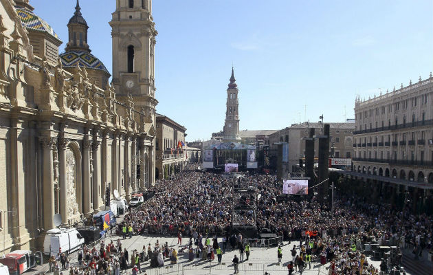 Vista del exterior de la Basílica del Pilar donde miles de personas ataviadas con trajes regionales reviven su devoción por la Virgen del Pilar con la tradicional ofrenda de flores para honrar a la patrona de la ciudad y de la Hispanidad. EFE/Javier Cebollada