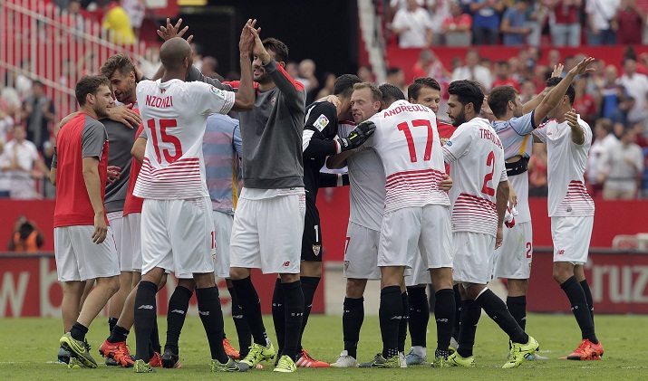 Los jugadores del Sevilla celebran el triunfo.