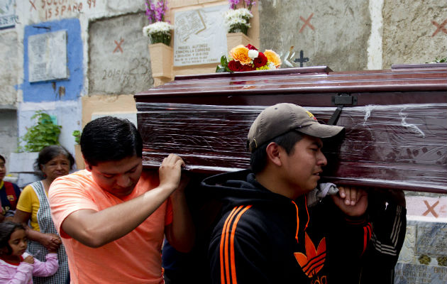 Despiden a una de las víctimas. Foto/ EFE
