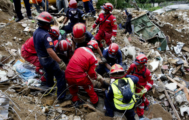 Rescatistas trabajan en el lugar del alud. Foto/ EFE