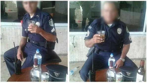 Dos agentes de la Policía Nacional se hacen 'selfies' con tragos en la mano / Foto: redes sociales.
