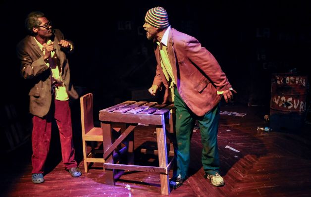 Kendall McKella y Alex Mariscal en "La farsa de un centavo". / Archivo El teatro y la historia
