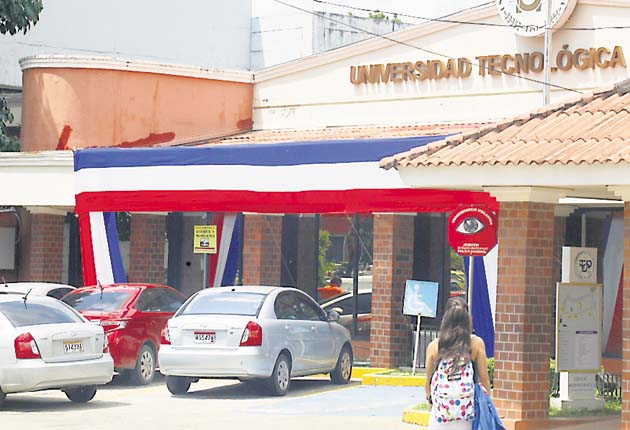 El Estado exhortará a la ciudadanía a usar la Bandera, listones o pollerines en los establecimientos comerciales y en las residencias durante las efemérides patrias.  / Edwin González