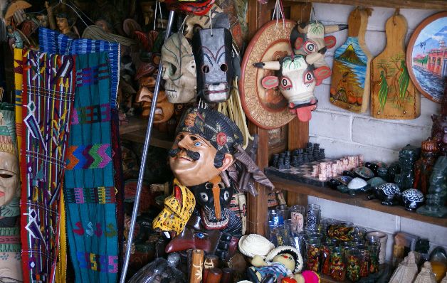 Los productos presentados incluyen alfombras, cojines, mantelería y canastas, entre otros. / Efe