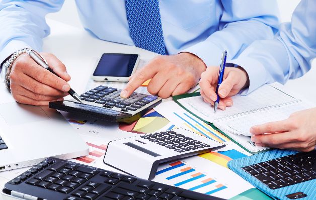Lograr una educación financiera desde corta edad debe ser una de sus metas para con sus hijos, ya que esto los ayudará a tener un mejor manejo de su dinero en el futuro. / Archivo