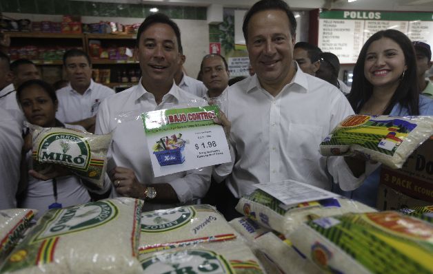 Arrocha y el presidente Varela, verificando el Control de Precios.  / Archivo