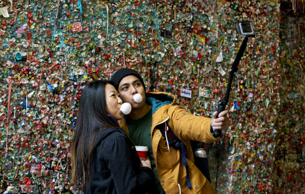 Los turistas se toman fotos. Foto/ AP
