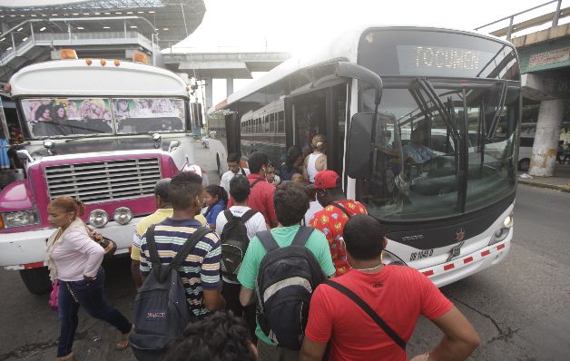 La resurrección de los buses "diablos rojos"  es una realidad palpable en las calles de la ciudad de  Panamá.  / Archivo