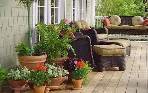 Los muebles en tonalidades oscuras son ideales para estos espacios. Aprende a decorar tu patio para el verano
