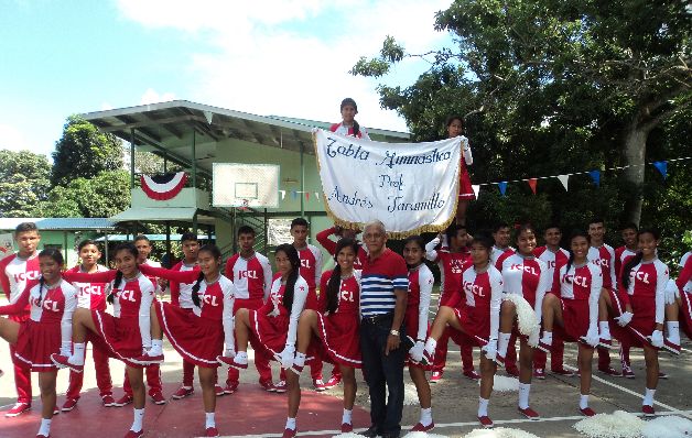 El profesor Jaramillo se jubiló hace 10 años, pero sigue entrenando a los chicos. Saludan a la Patria desde lo más alto
