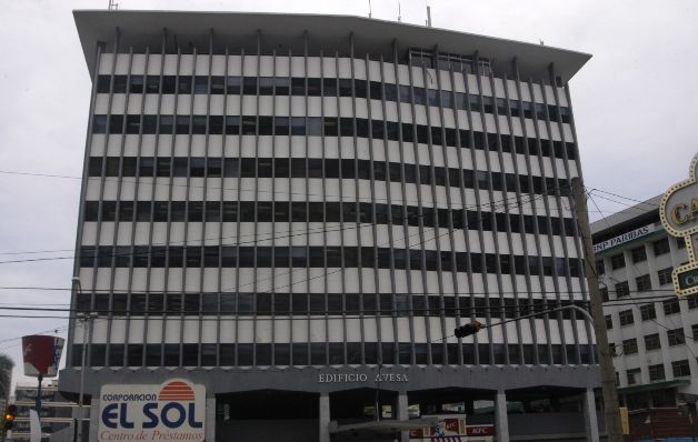El edificio Avesa es el centro de atención de los medios porque  es sede de las siete fiscalías anticorrupción, en donde se investigan los casos de alto perfil en contra funcionarios y proveedores del anterior gobierno.  / Archivo 