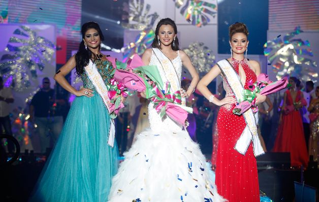 La ganadora junto a sus dos princesas: Bella Vista y San Francisco. La ganadora junto a sus dos princesas: Bella Vista y San Francisco.