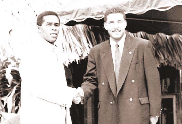 Víctor René Mendieta (dcha.) junto a Rommel Fernández.