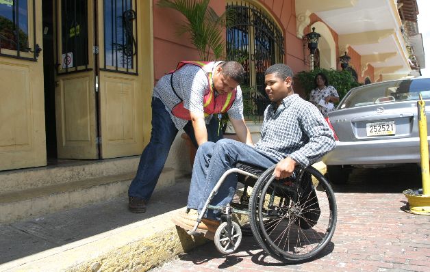 Cada día son más las personas que ayudan a los discapacitados. / Archivo Discapacitados, una de las poblaciones vulnerables