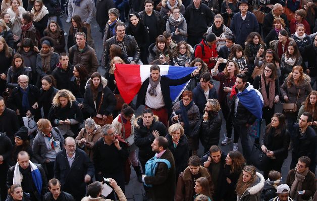 Vigilia por las víctimas de París. En nuevo video, EI vuelve a amenazar a Francia y Europa