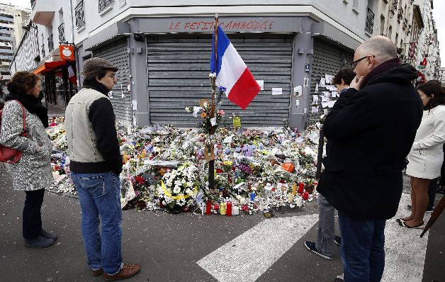 Un pequeño altar para los fallecidos. En nuevo video, EI vuelve a amenazar a Francia y Europa