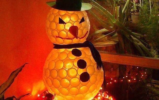 Unos graciosos muñecos de nieve con vasos de plástico. / Archivo Reciclaje creativo para esta Navidad