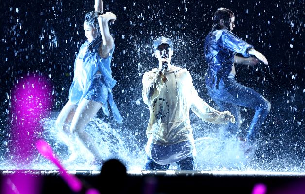 Justin Bieber cantó bajo el agua, una presentación que sorprendió. Justin Bieber cantó bajo el agua, una presentación que sorprendió.