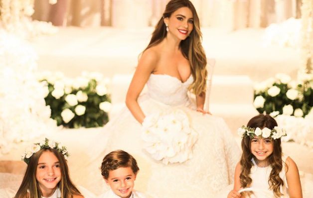 Sofía Vergara, posando con sus damas y caballeritos. Un cuento de hadas fue la boda del año