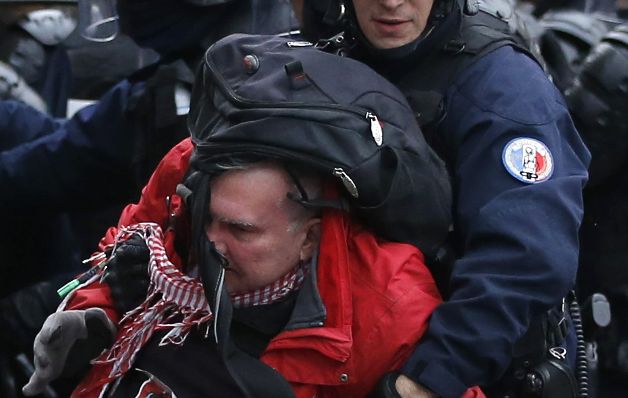 La policía realiza varios arrestos. La policía realiza varios arrestos.