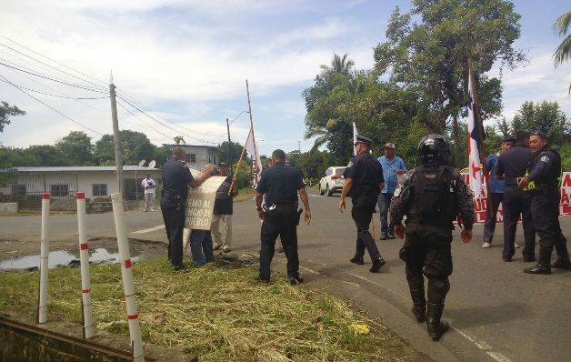 Policías reprimen a jubilados y evitan el cierre en David
