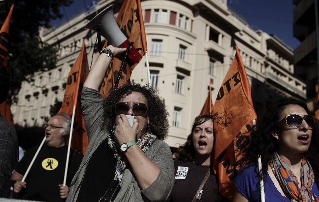Miles de personas participaron en la huelga en contra de las políticas de austeridad que también ha aplicado el Gobierno izquierdista.  / EFE
