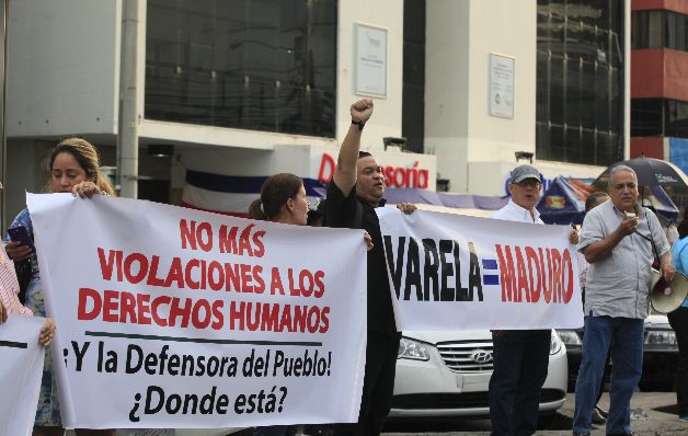 Miembros de CD protestaron frente a la Defensoría del Pueblo.  / Víctor Arosemena