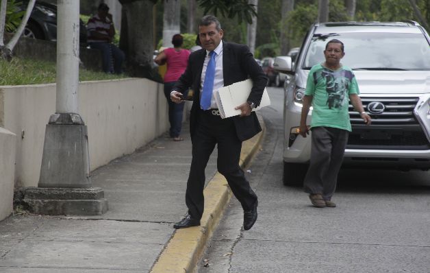 Desde hoy la oficina de servicios jurídicos del abogado Sidney Sittón será auditada por personal de la Dirección General de Ingresos.  / Archivo