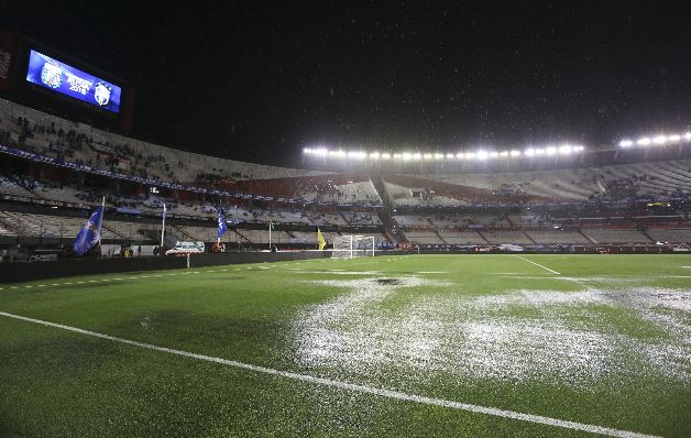Una fuerte lluvia pausó el clásico