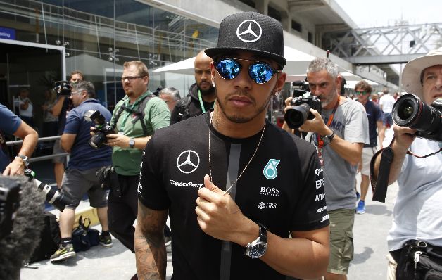 Lewis Hamilton, a su llegada a Brasil, fue abordado por la prensa.