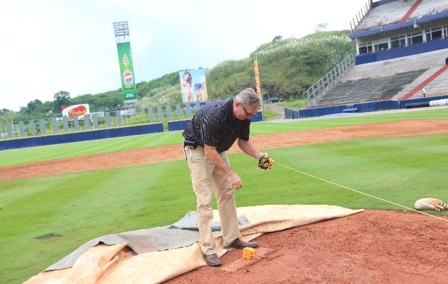 Murray Cook hizo importantes recomendaciones para evitar que los peloteros sufran lesiones en la eliminatoria de marzo próximo.  / Anayansi Gamez