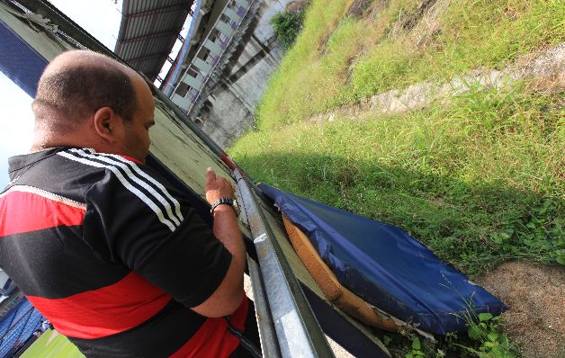 Chequeo: Uno de los inspectores observa una de las colchonetas que cubren la parte exterior del coliseo deportivo, el principal de béisbol de Panamá.