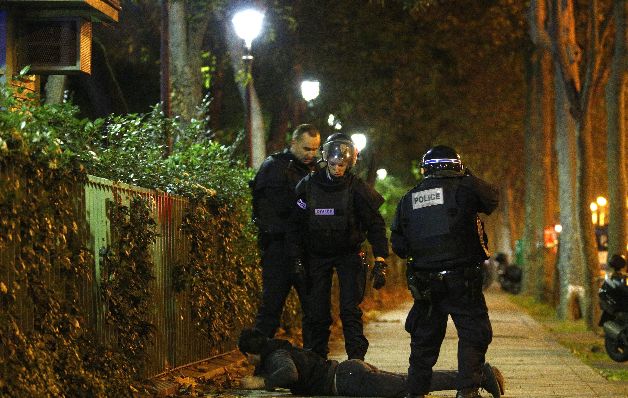 Policías revisan a un transeúnte, luego de los ataques.  / EFE