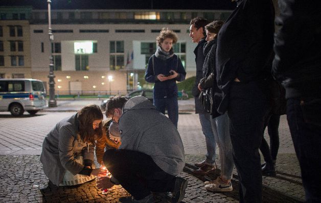 Parisinos colocan velas en señal de luto.  / EFE