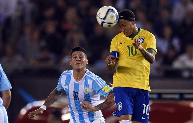 Marcos Rojo (izq.) pelea el balón con Neymar Jr.  / EFE 