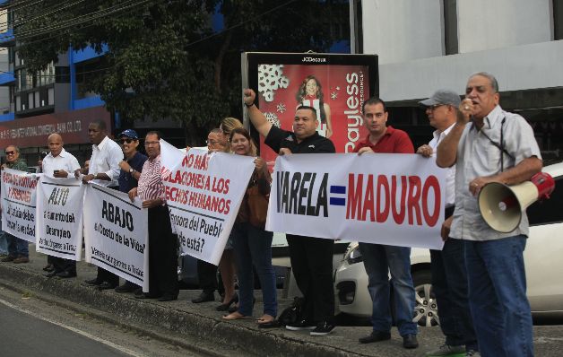 Protesta en la Defensoría del Pueblo por parte de los familiares de los exfuncionarios detenidos.  / Víctor Arosemena