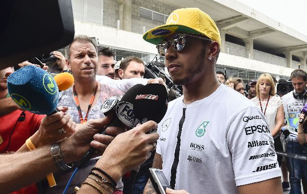 Hamilton se siente orgulloso por honrar la memoria de Ayrton Senna