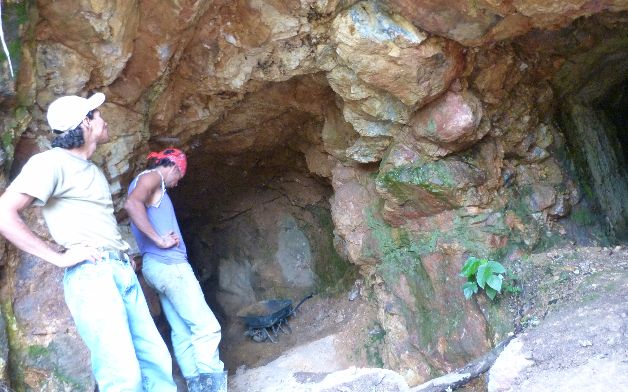 Minería de oro artesanal subsiste en Costa Rica en medio de peligros 