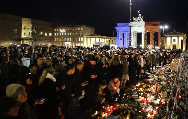  Francia debe estar alerta a 'otras réplicas' terroristas 