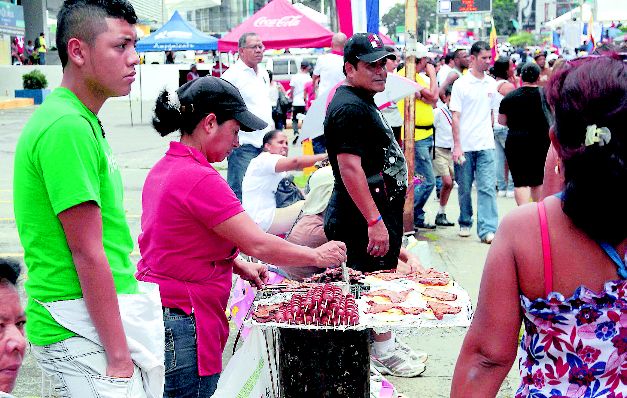 La Alcaldía de Panamá concederá 200 permisos a los interesados en instalar puestos de ventas fijos y ambulantes durante la celebración de los desfiles patrios del 3 y 4 de Noviembre.  / Archivo