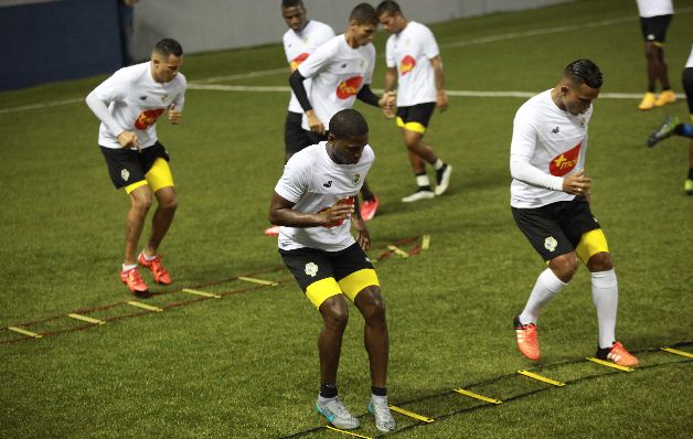 La lluvia no fue impedimento para que la plantilla junto con el técnico llevaran a cabo sus entrenamientos previo al partido que tendrán ante Costa Rica. / Anayansy Gamez