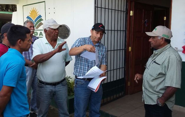 Los productores de cebolla  protestaron pacíficamente por casi dos horas, en la sede del Mida, en Volcán. 
