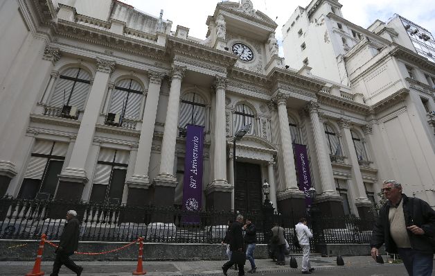 Durante la actividad se advirtió también de la llegada de nuevos operadores de crédito y agentes transaccionales digitales.  / Efe 